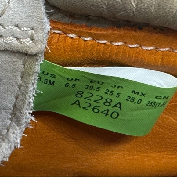 Timberland Cream Leather Boots - Classic Style and Durability for Every Season - Picture 7 of 7